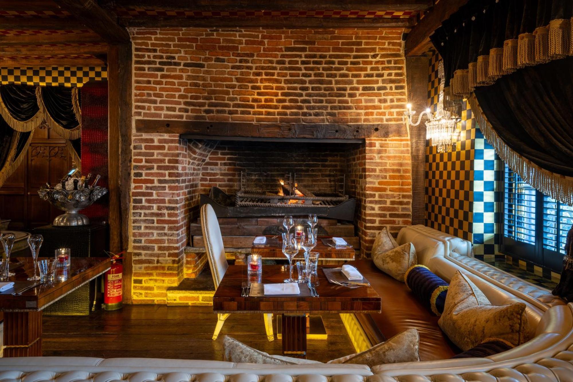 Hotel Crazy Bear Beaconsfield Exteriér fotografie The restaurant's interior