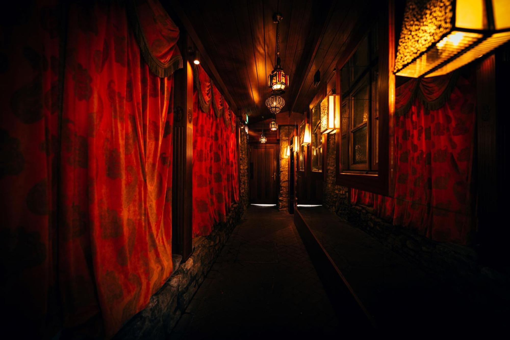 Hotel Crazy Bear Beaconsfield Exteriér fotografie The interior of a traditional Japanese bathhouse