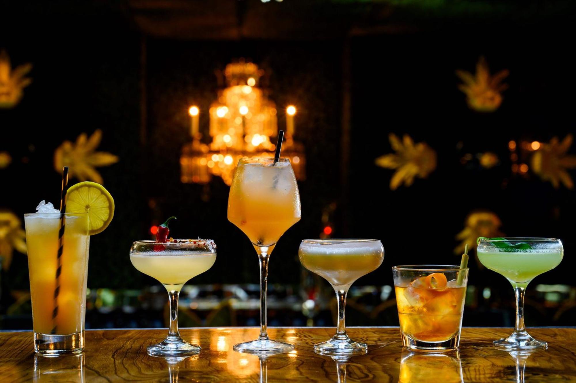 Hotel Crazy Bear Beaconsfield Exteriér fotografie Cocktails at the bar