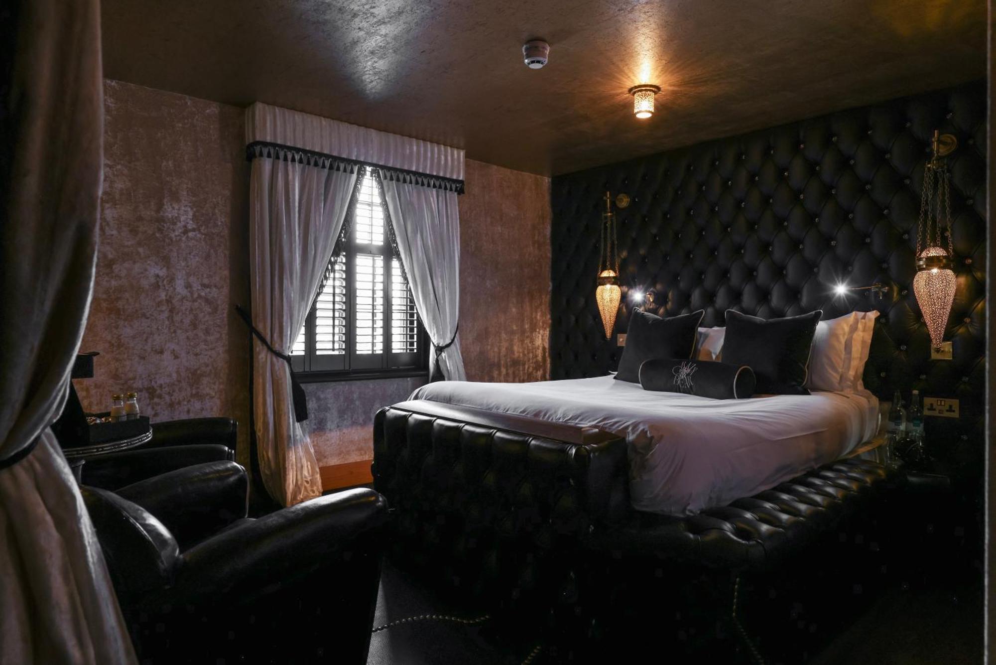 Hotel Crazy Bear Beaconsfield Exteriér fotografie