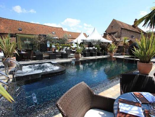 Hotel Crazy Bear Beaconsfield Exteriér fotografie The pool at The Old Mill