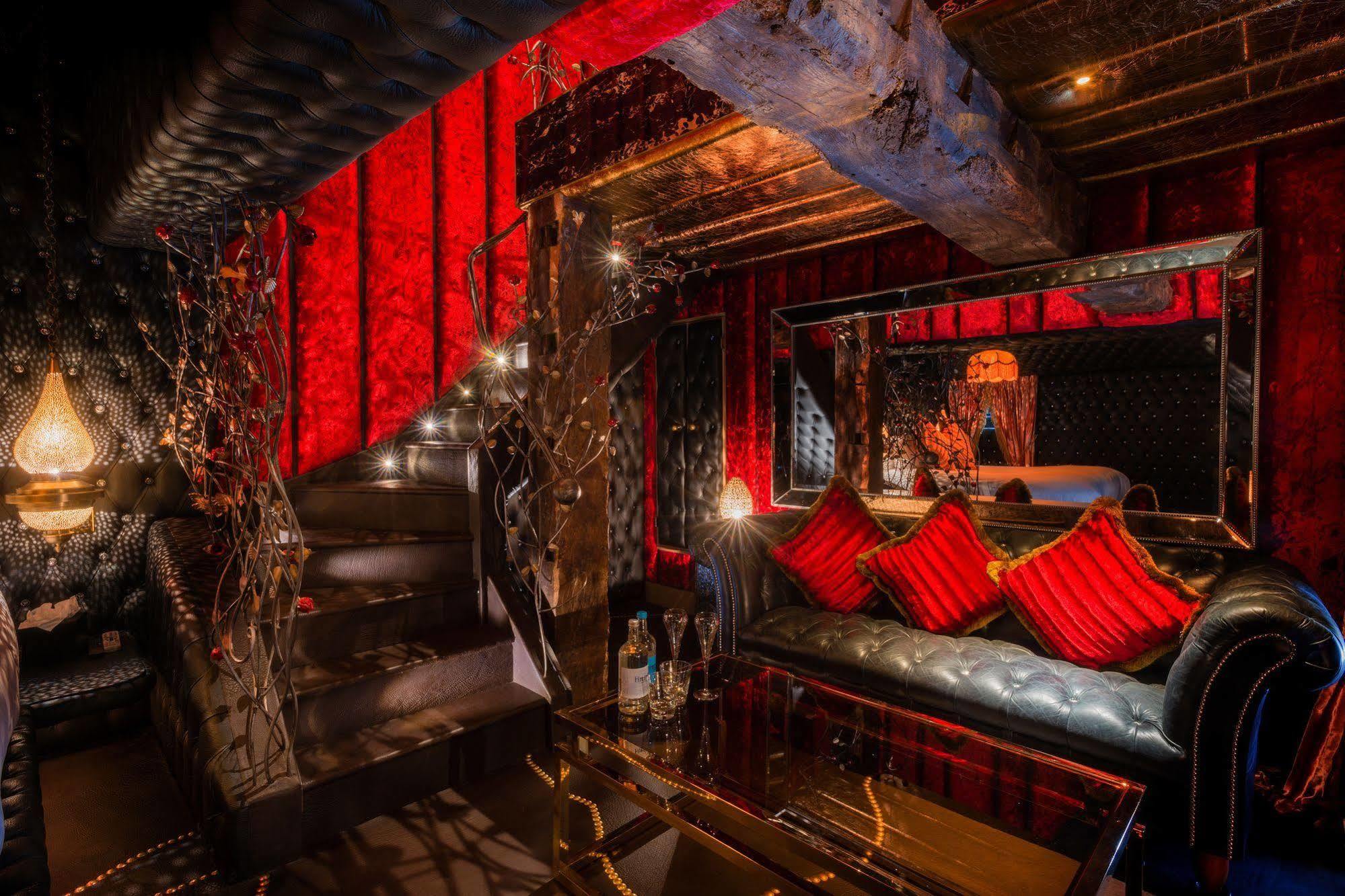 Hotel Crazy Bear Beaconsfield Exteriér fotografie Interior of the nightclub
