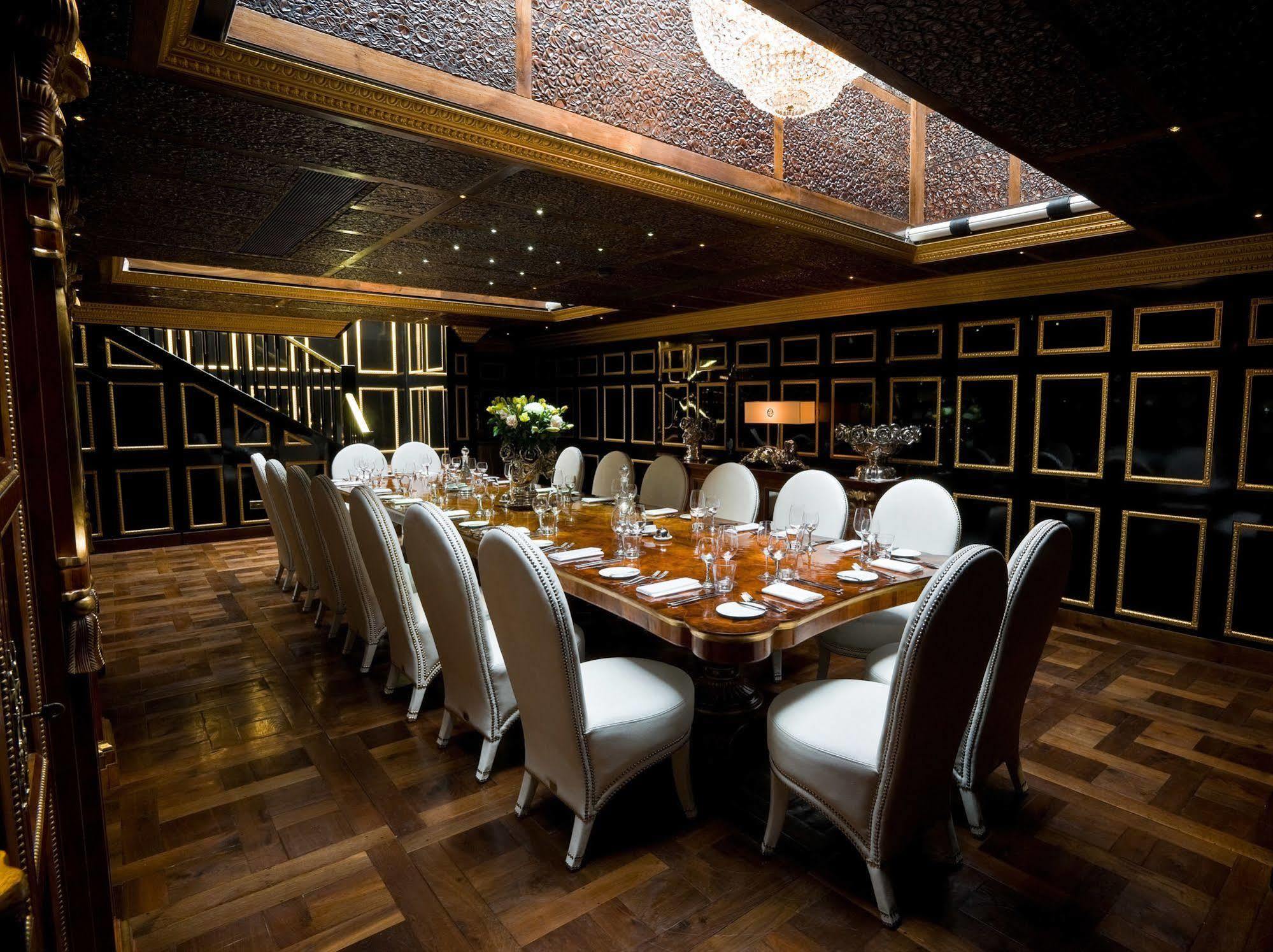 Hotel Crazy Bear Beaconsfield Exteriér fotografie The interior of the restaurant
